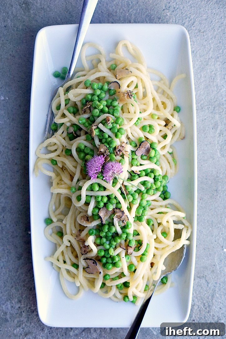 Delicious vegetarian spaghetti with peas and truffles. 