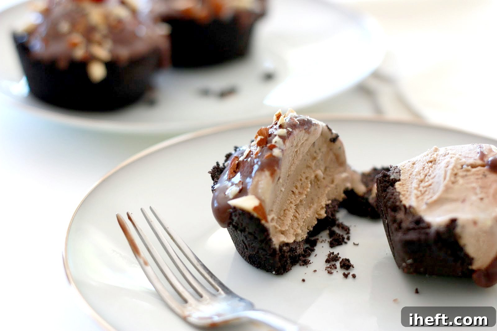 Delicious mini mud pie recipe with coffee ice cream and Oreo crust