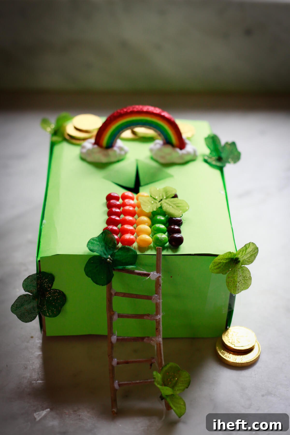 A simple leprechaun trap idea made with a shoebox. 