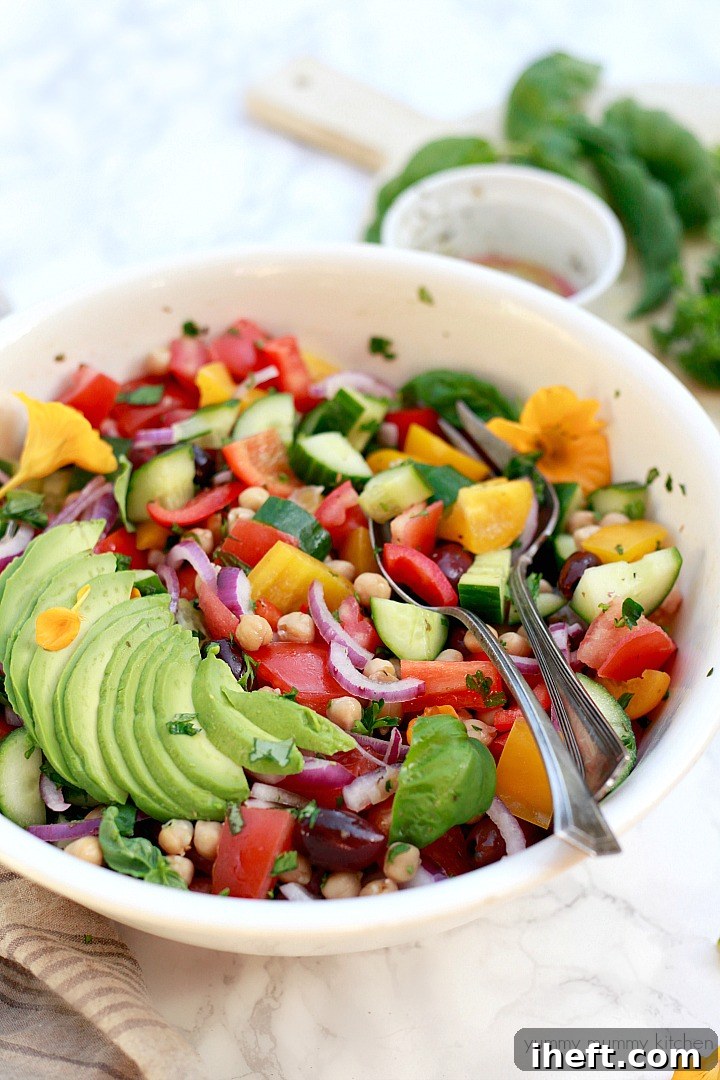 Healthy, easy, vegetarian and vegan Greek salad recipe with chickpeas and a flavorful Greek salad dressing. 